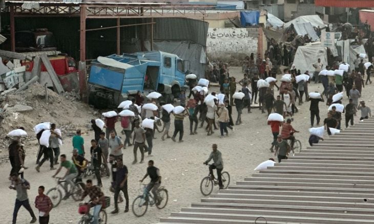 شاحنات مساعدات تبدأ بالتوجه من مصر إلى غزة