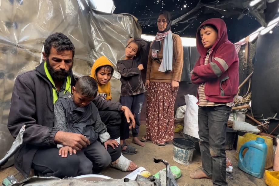 مضاعفات وأوجاع دون مسكنات ..  الشتاء يحوّل حياة جرحى غزة إلى "عذاب"  