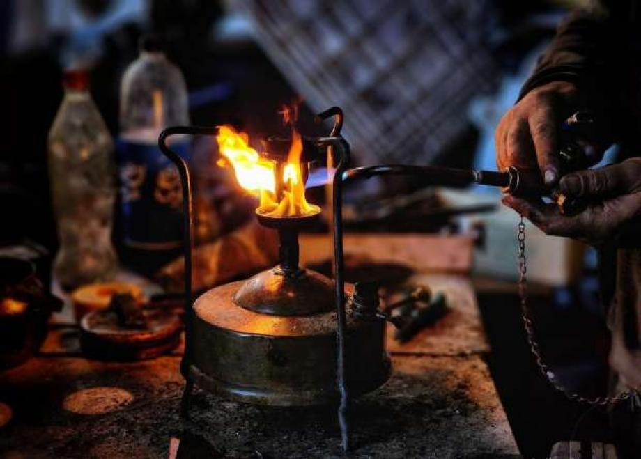 في غزة ..  مواقد من زيت الطهي تواجه شح الغاز وانقطاع الكهرباء 