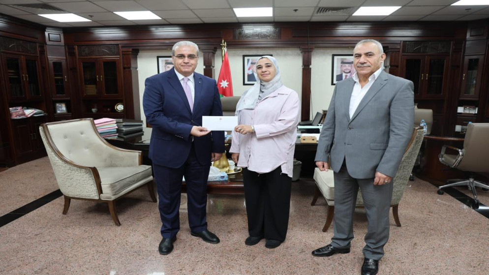 وزير الصحة يكرم موظفة الخدمات في مستشفيات البشير تقديرا لأمانتها