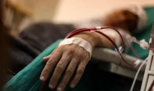 "حياة مهددة" ..  مرضى الفشل الكلوي في غزة يترقبون موتهم مع نفاد الوقود 