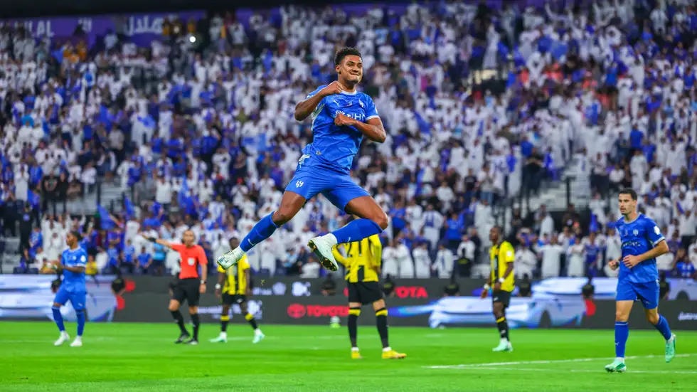 رغم الفوز ..  واتكينز يعترض على حكم كلاسيكو الاتحاد