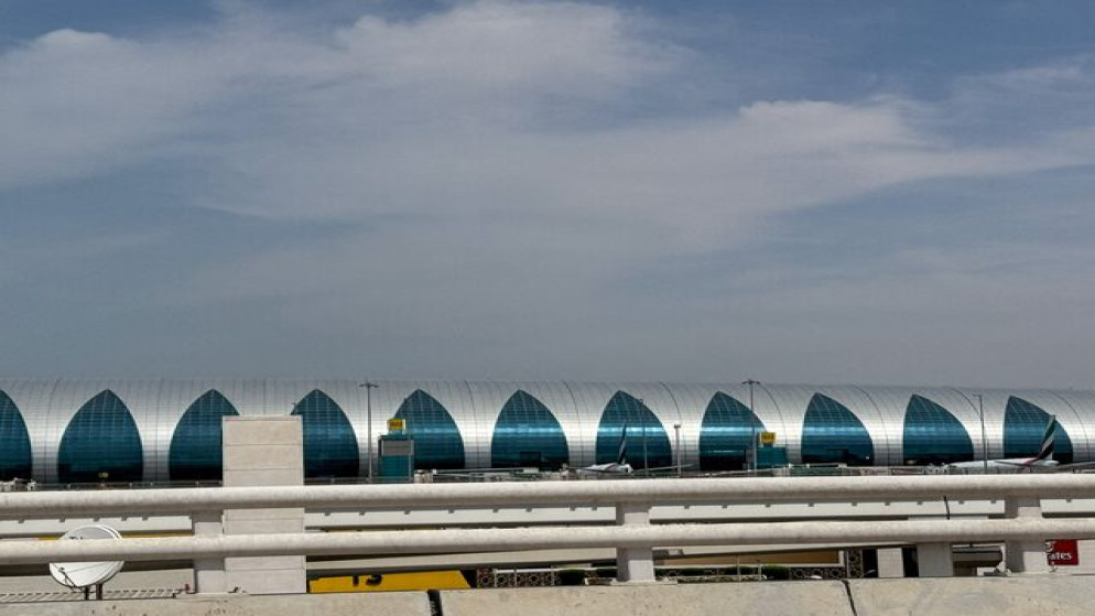 السيطرة على حريق بخزان وقود في محيط مطار دبي بعد هجوم بطائرة مُسيّرة