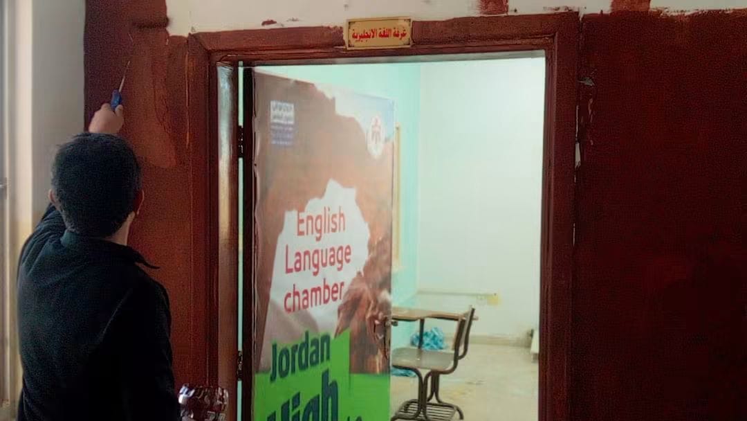 فريق تطوعي بقيادة المعلم عبادة السعايدة يجدد غرفة اللغة الإنجليزية
