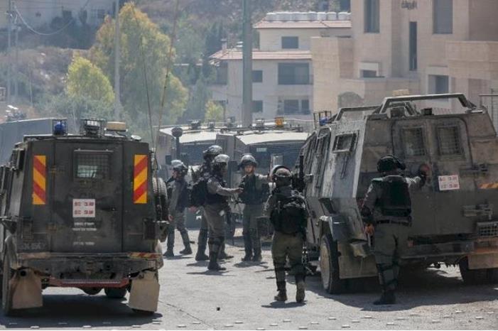 الاحتلال يعتقل 5 فلسطينيين من الخليل