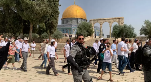 مستوطنون يقتحمون باحات المسجد الأقصى  