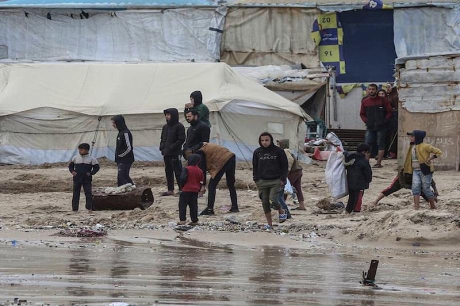 شتاء قاتل في غزة… خيام النازحين تغرق تحت المطر والبرد القارس  