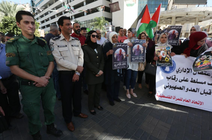 وقفة تضامنية من أهالي الأسرى المعتقلين في سجون الاحتلال