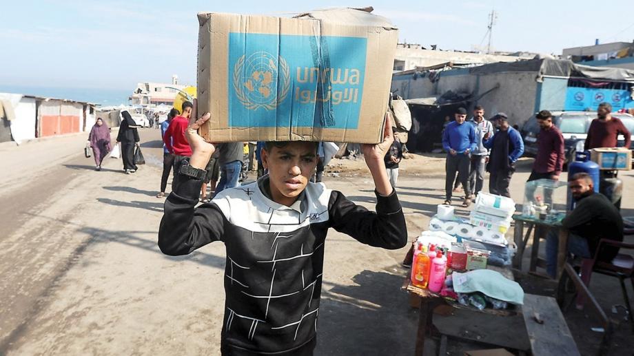 رحلة العناء إلى المساعدات… حين تتحول الإغاثة إلى عبء على النازحين 