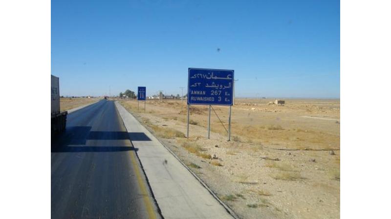 وفاتان وإصابة بليغة بتصادم مركبة و"تريلا" على طريق الرويشد