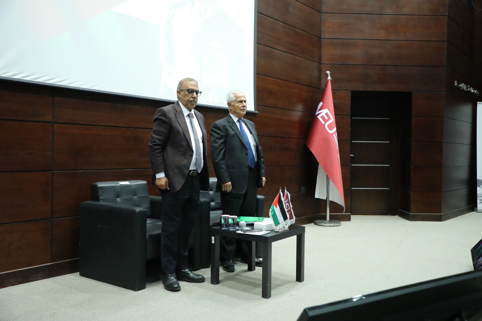 طلبة "الشرق الأوسط" يحاورون عضو محكمة دستورية حول الدستور الأردني 