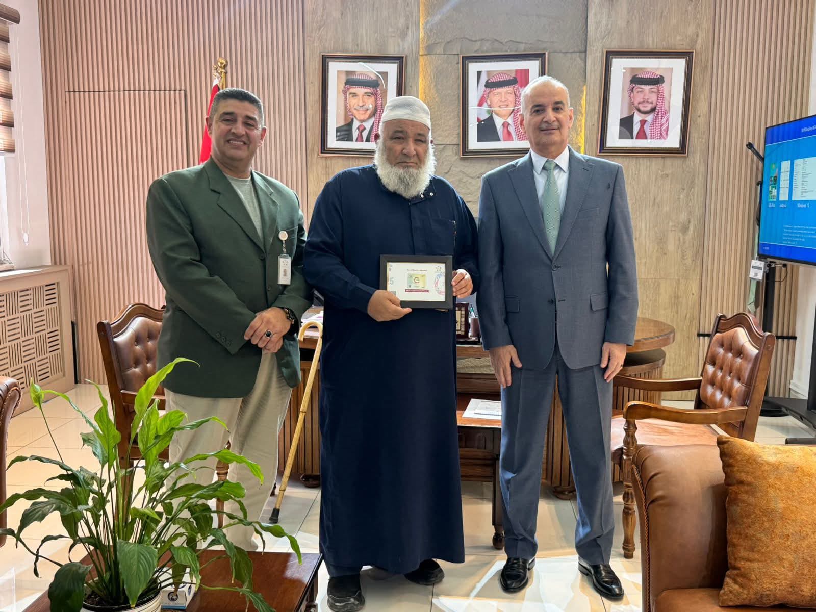 ​عبدالفتاح الشلبي يكرم أحمد الصمادي بطابع السنة الدولية للتعاونيات