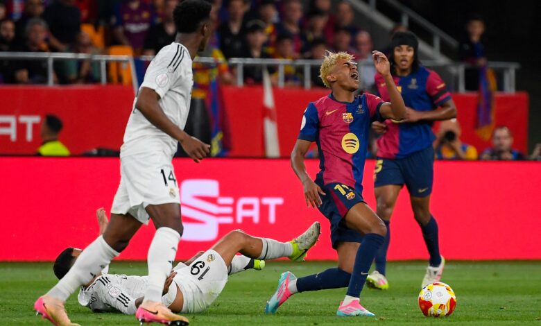 الكشف عن هوية حكم " كلاسيكو الليغا " بين برشلونة و ريال مدريد 