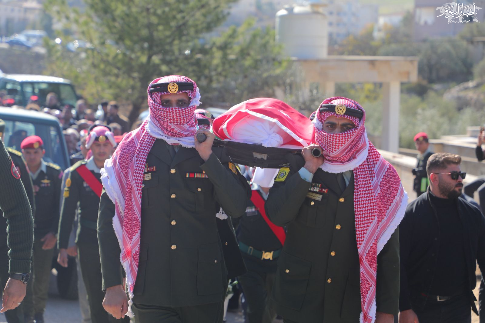 الأردنيون يشيعون رئيس الوزراء الأسبق علي ابو الراغب 