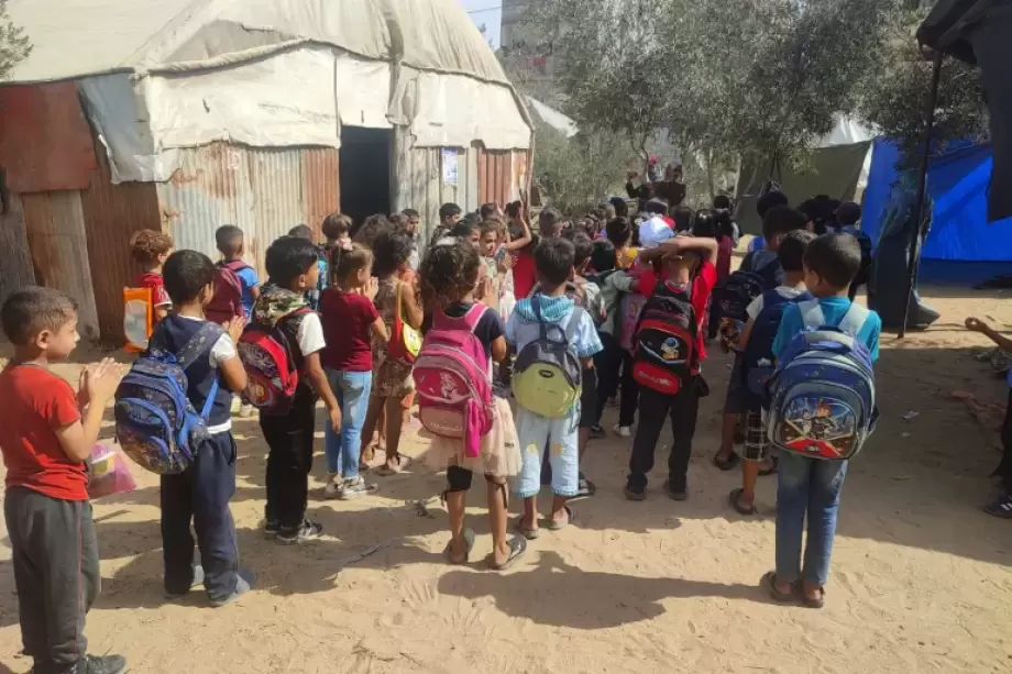 "بمشي كتير ورجلي بيوجعوني" ..  كيف تحوّل مشوار المدرسة في غزة من رحلة آمنة إلى معركة بقاء؟  