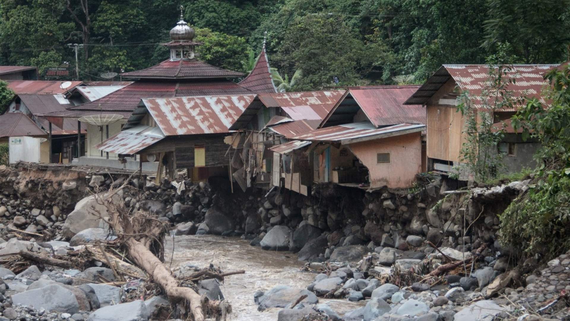 إندونيسيا: ارتفاع حصيلة الفيضانات إلى 50 قتيلاً و27 مفقوداً