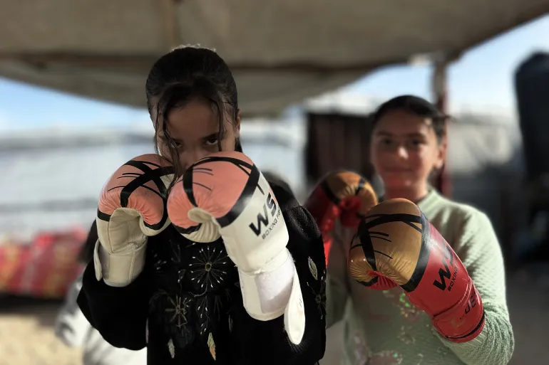 قبضات صغيرة تتحدى الإبادة ..  "الفن النبيل" يمنح فتيات غزة أحلاما تقهر النزوح