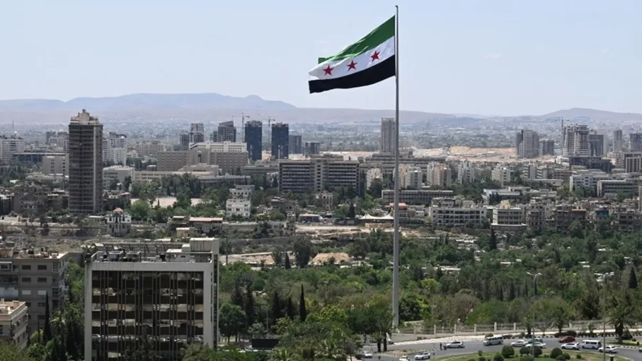 فُصلوا لمشاركتهم بالثورة ..  إعادة 14 ألف معلم سوري لوظائفهم  