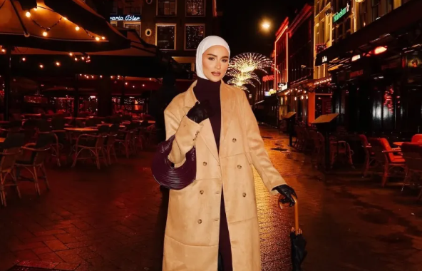 اكتشفي أسرار تنسيق اللون العنابي في الملابس للمحجبات