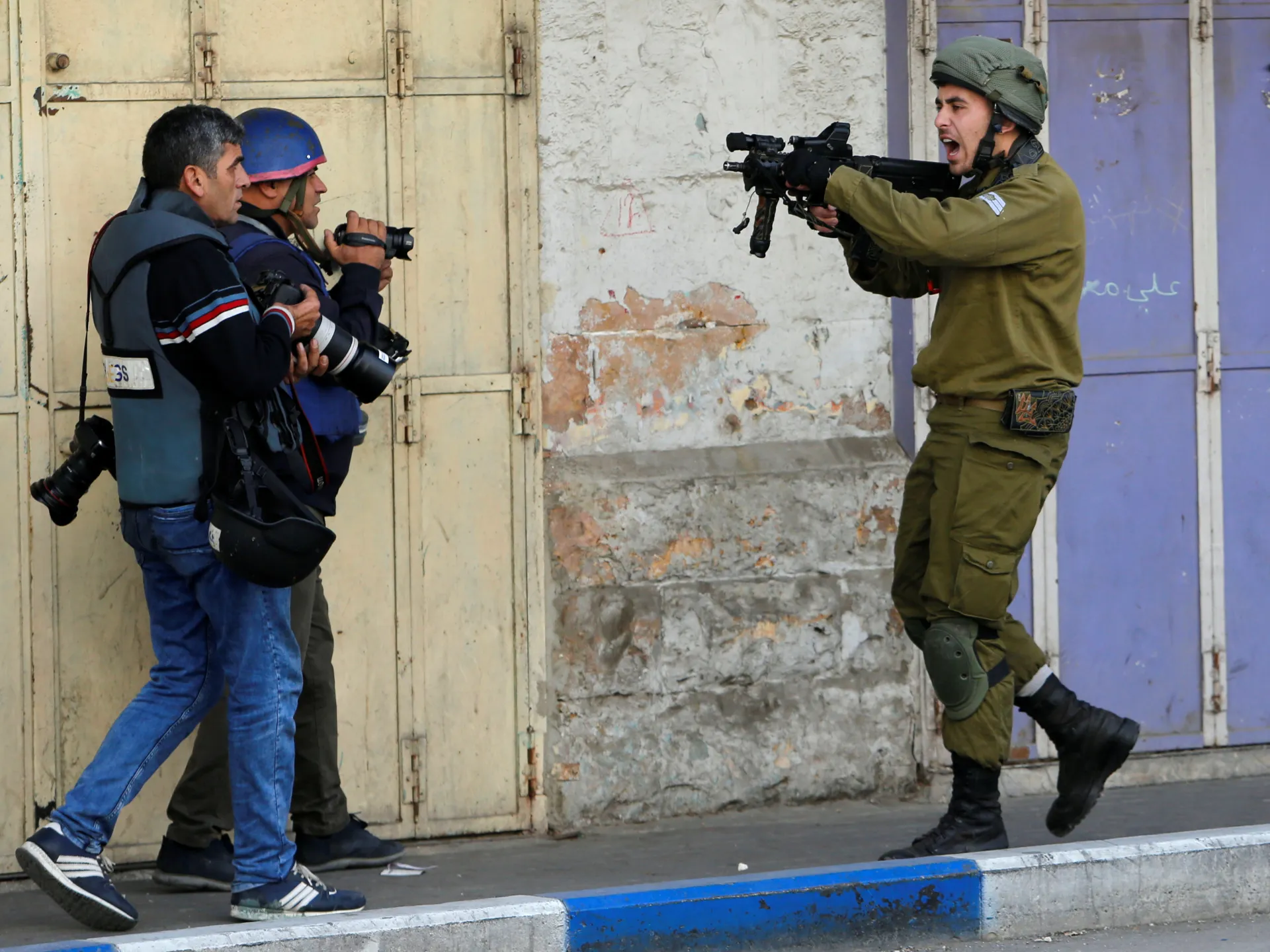 الاحتلال يعتدي على الصحفيين ويمنع التغطية في كفر عقب شمال القدس