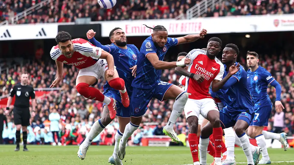 مقعد الصدارة يؤمن انتصار آرسنال ..  والخماسية تهدد سلسلة تشيلسي