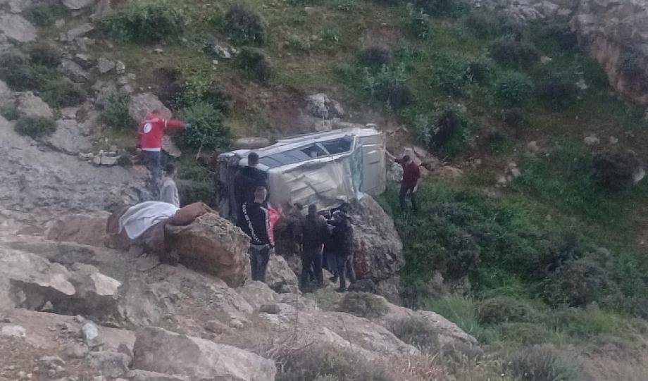 مستوطنون يحرقون منشآت في قصرة ويهاجمون المغير بحماية الاحتلال  