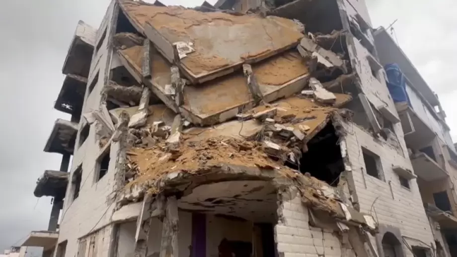 إصابات جراء انهيار عمارة سكنية في مخيم المغازي  