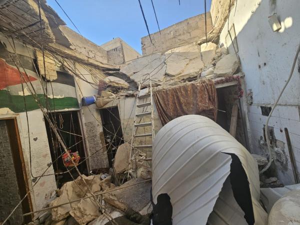 إصابة 4 أشخاص بانهيار سقف منزل في مخيم الزرقاء