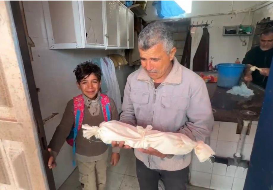 وفاة طفل رضيع جراء البرد الشديد في غزَّة