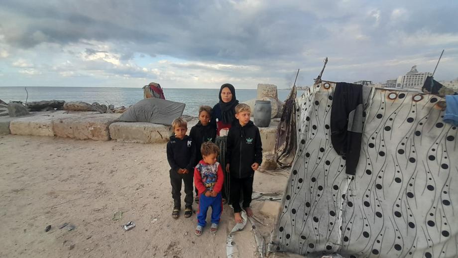 رصيف الميناء صار مأوى ..  حكايـةُ أسـرة نازحة تَفتَرِسُها أنيابُ البحر 