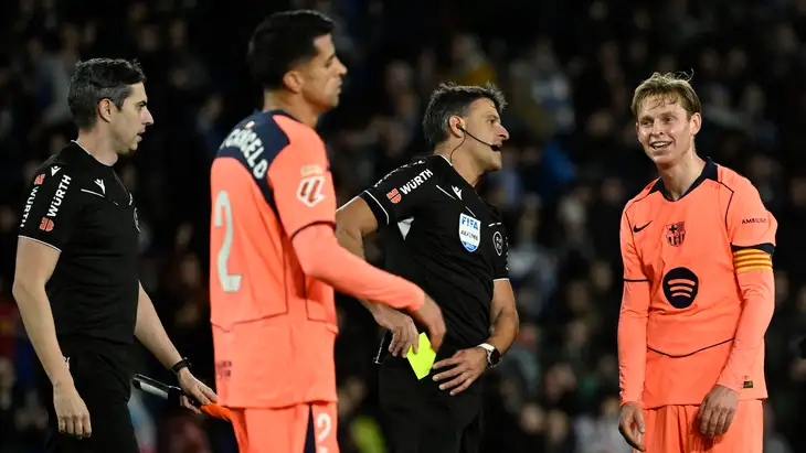 دي يونج ينفجر بعد خسارة برشلونة: ما فعله الحكم كان جنونيًا