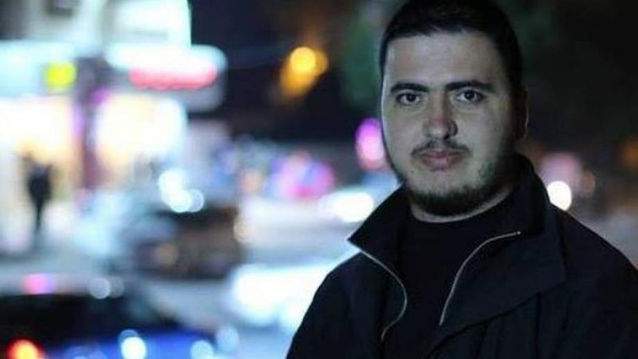 محمود هنية ..  صحفي فقد عائلته ولم يفقد قضيته 