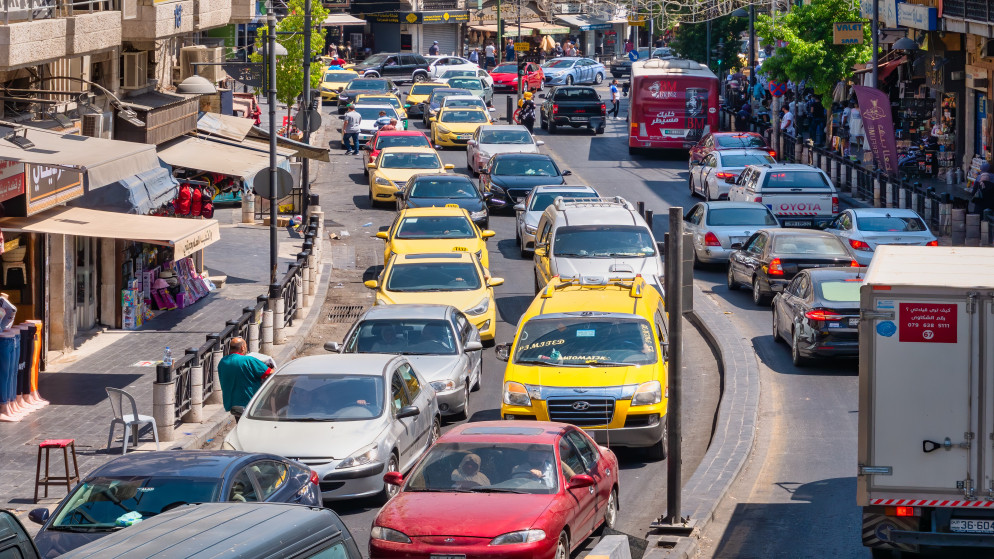 مواقف السيارات أمام المحال في عمّان ..  شارع عام أم حق لأصحاب الرزق؟