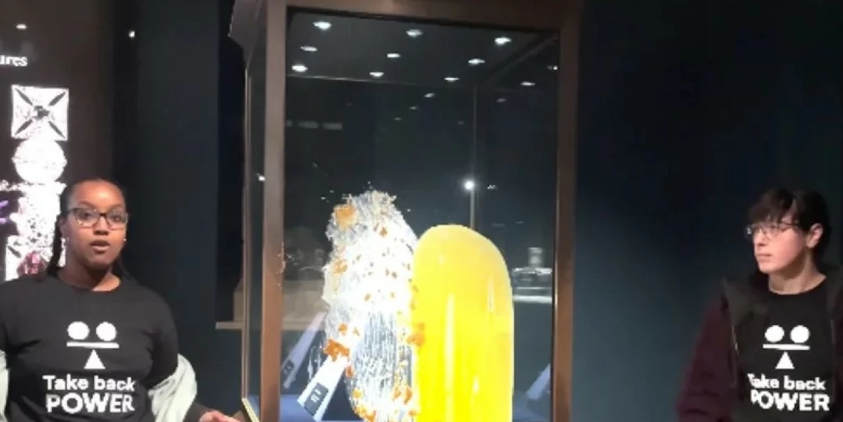 "هجوم حلوى" على صندوق التاج في برج لندن يثير فوضى