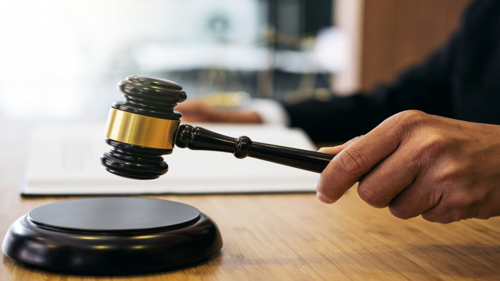 توقيف شخص 15 يومًا بتهمة تزوير معاملات النساء الحوامل لدى التأمين الصحي