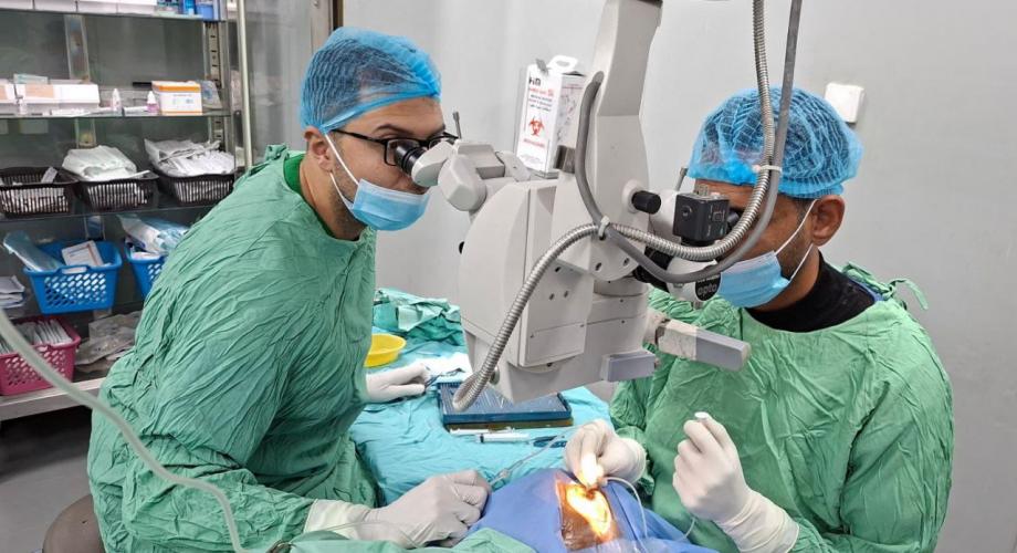على ضوء الهواتف المحمولة ..  جراحة عين في غزة تتحدى الظلام والحرب  