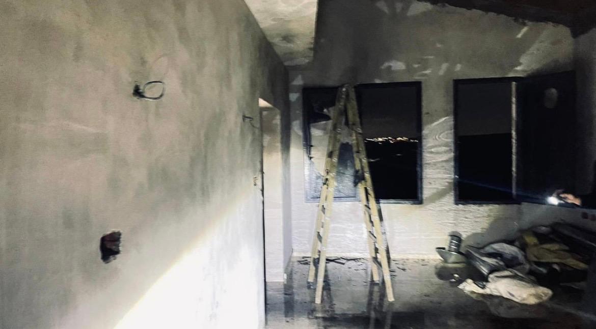 مستعمرون يحرقون غرفة زراعية شرق قلقيلية