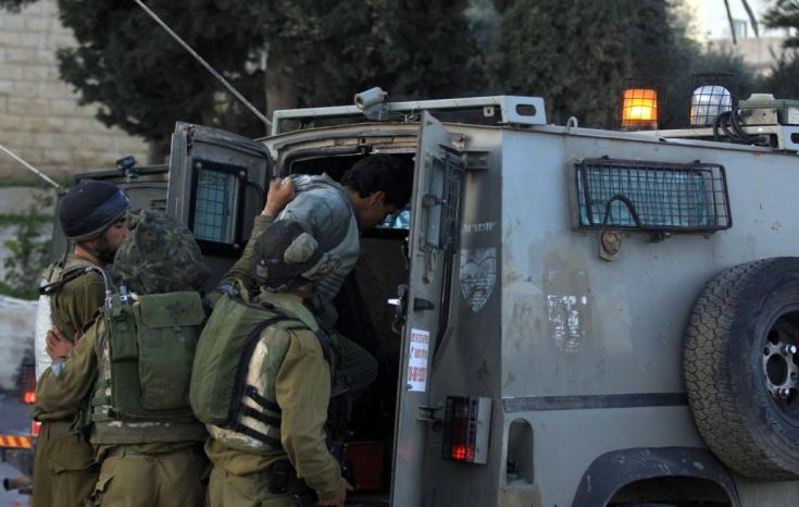 الاحتلال يعتقل 18 مواطنا من الضفة بينهم أطفال وصحفي