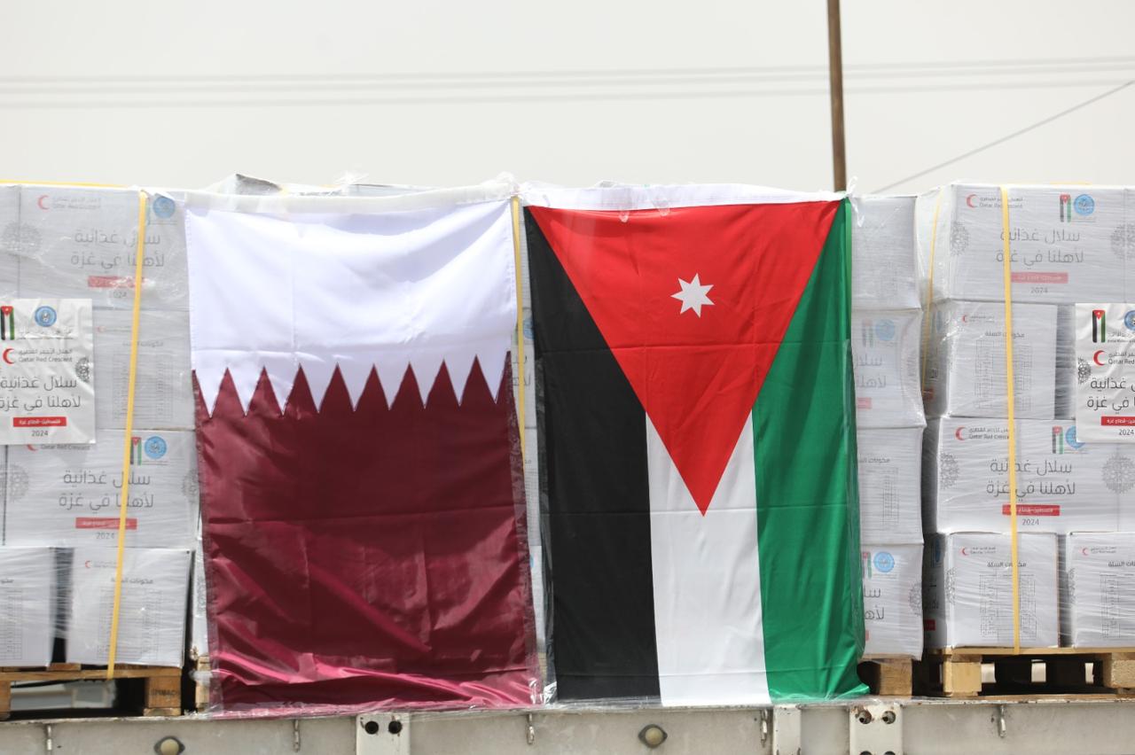 الأردن وقطر يسيران ٢٤ شاحنة إلى غزة (صور)