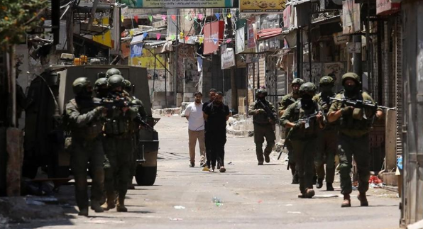 بينهم أسرى محررون ..  الاحتلال يشنُّ حملة اعتقالات في الضفة الغربية