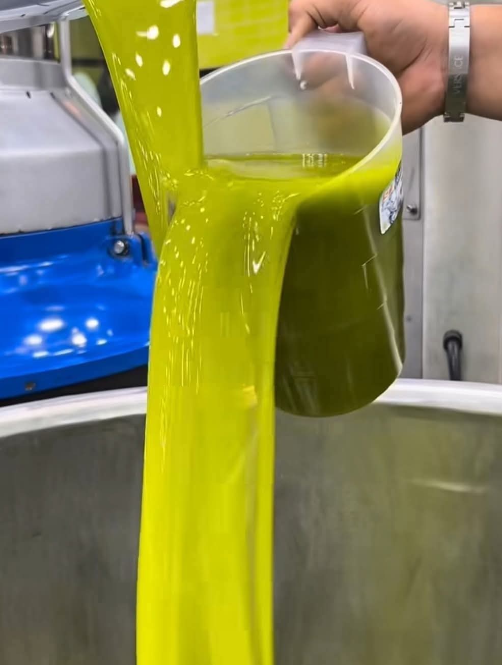 ضبط 100 تنكة زيت مغشوشة في معصرة ببني كنانة وإغلاقها بالشمع الأحمر