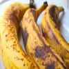 ماذا يحدث لجسم الإنسان عند تناول الموز المائل للسواد؟