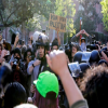 الشرطة تفض بالغاز اشتباكات بجامعة كاليفورنيا