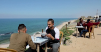 مبادرة لتشجيع القراءة في غزة في مقهى على البحر