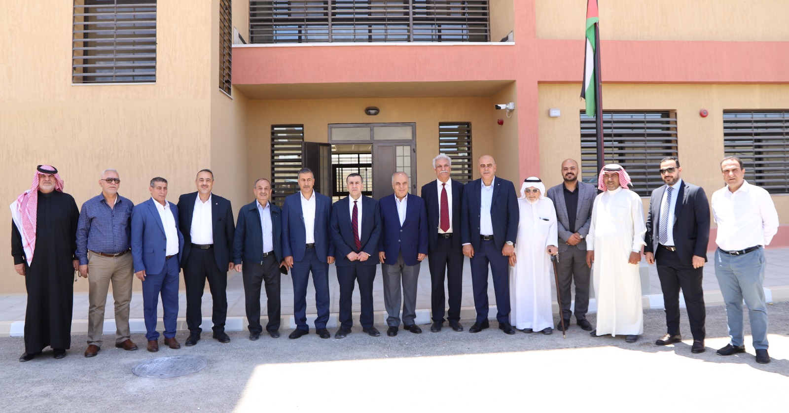 محافظة برفقة العجلوني إلى قضاء مليح لمعاينة الموقع المقترح لإنشاء كلية مادبا التقنية 
