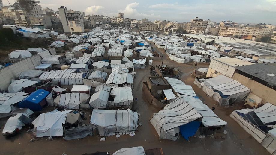 بين وعدٍ مؤجل وانتظار مُميت ..  نازحو غزة يُعلّقون حياتهم على بيوتٍ لم تصل 