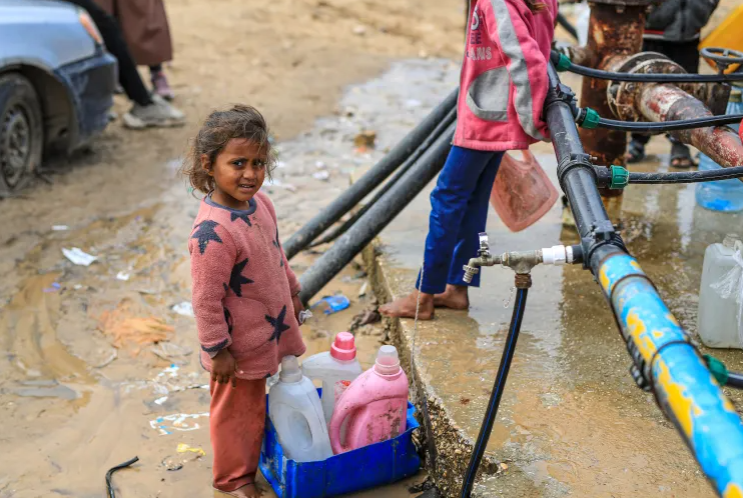 "بدنا شامبو" ..  غزيون يصرخون بوجه الحصار بحثا عن أبسط مقومات النظافة