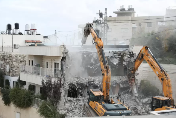 الاحتلال يهدم منزلا في بلدة حزما شمال شرق القدس  