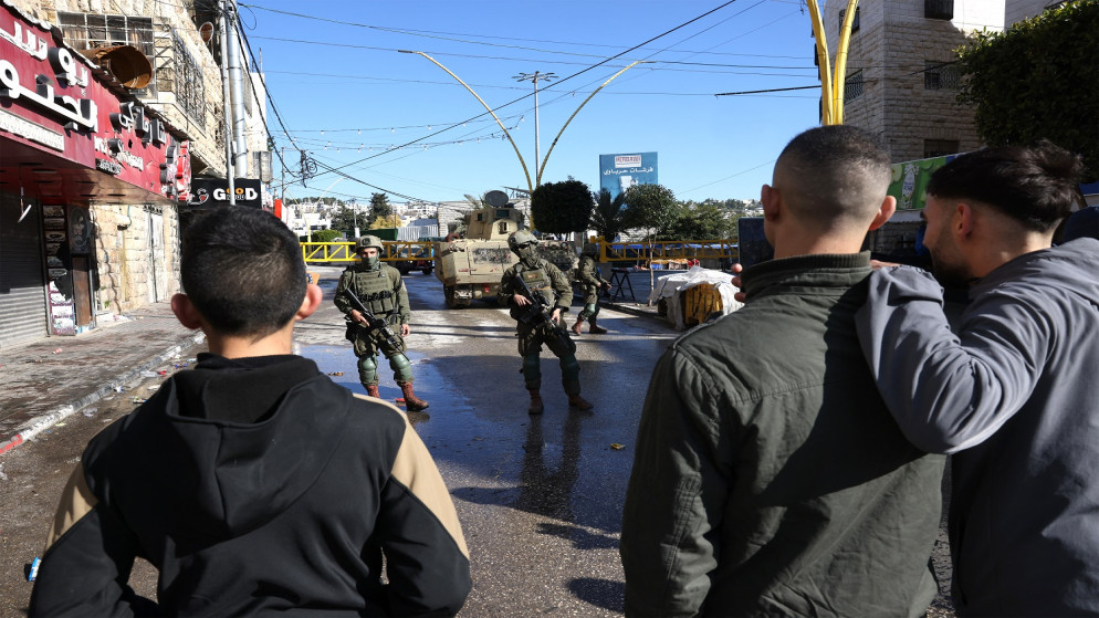 الاحتلال الإسرائيلي يواصل مداهمة الخليل لليوم الثالث على التوالي ويعتقل 7 فلسطينيين