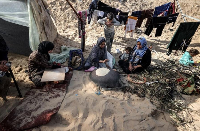 الجوع يحرق ما تبقى ..  الغزيون يشعلون رماد منازلهم لإطعام أطفالهم 